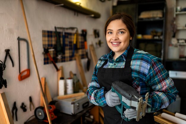 Frau in der Werkstatt mit Werkzeugen oder Reparaturen