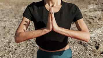 Kostenloses Foto frau in der yoga-pose am strand