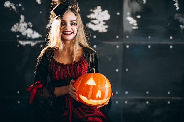 Frau in einem Halloween-Kostüm