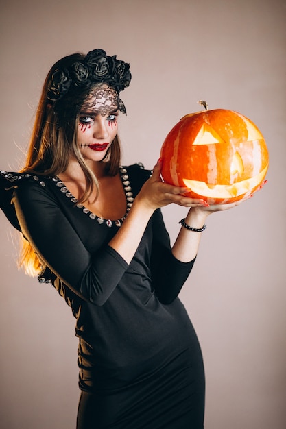 Frau in einem halloween-kostüm