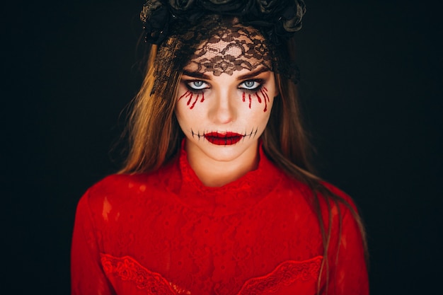 Kostenloses Foto frau in einem halloween-kostüm