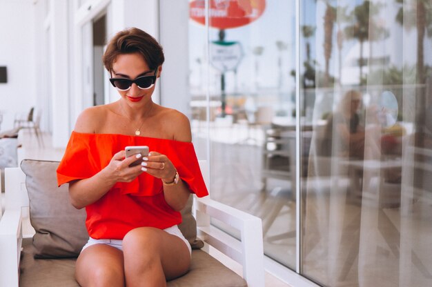 Frau in einem Hotel mit Telefon