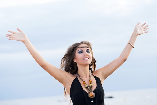 Kostenloses Foto frau in einem kleid am strand