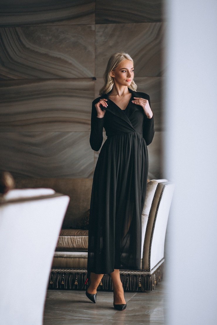 Kostenlose Foto frau in einem schwarzen kleid