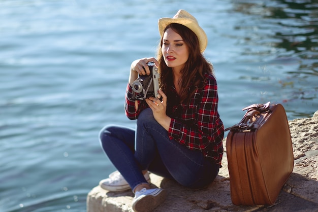 Frau in einem Seehafen mit einer alten Kamera