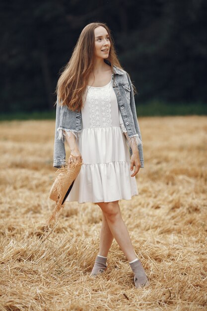 Frau in einem Sommerfeld. Dame in einem weißen Kleid.