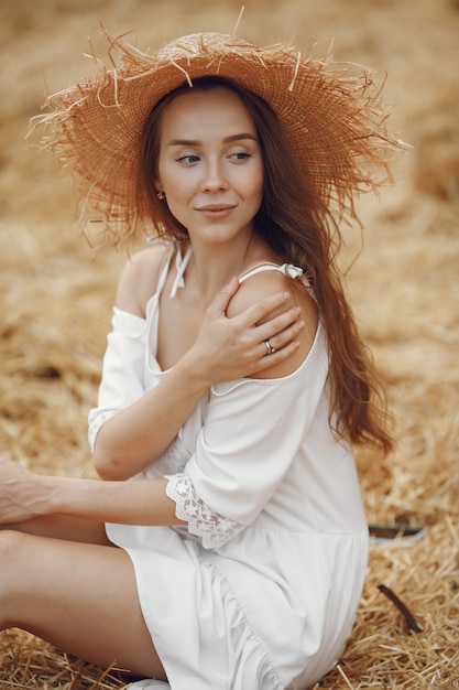 Kostenloses Foto frau in einem sommerfeld. dame in einem weißen kleid.