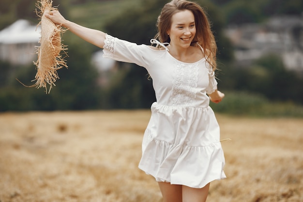 Frau in einem Sommerfeld. Dame in einem weißen Kleid.