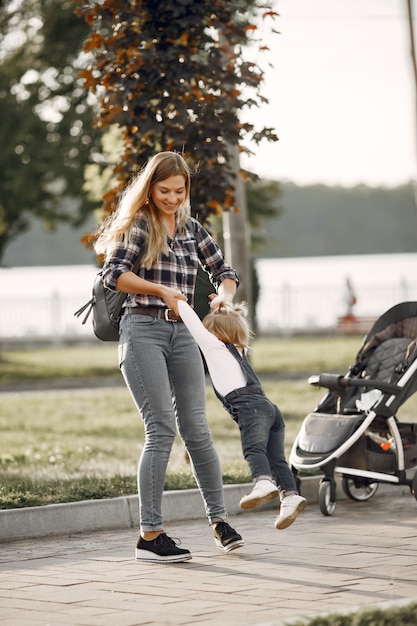 Frau in einem Zellenhemd. Familie auf einem Sonnenlichthintergrund.