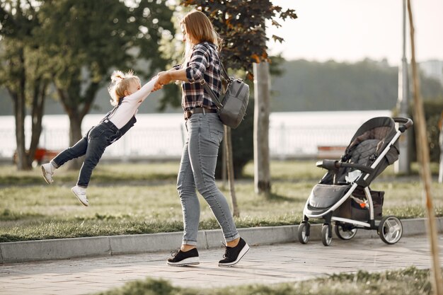 Frau in einem Zellenhemd. Familie auf einem Sonnenlichthintergrund.