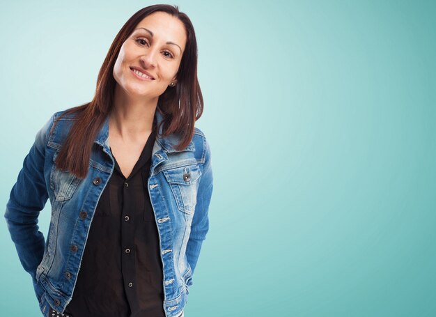 Frau in einer Jeansjacke lächelnd