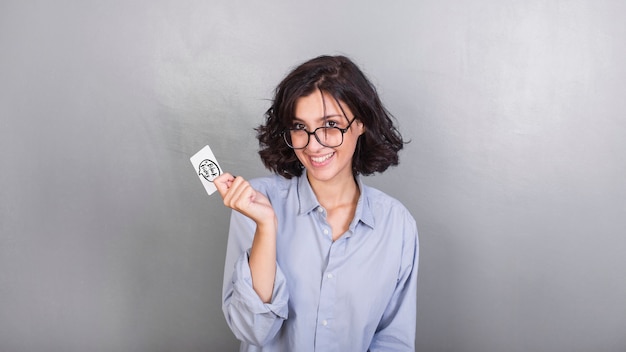 Frau in Gläsern mit Kreditkarte