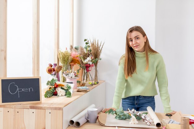 Frau in ihrem Blumenladen, der bald öffnet