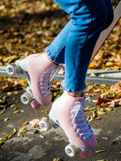 Frau in Jeans mit Rollschuhen