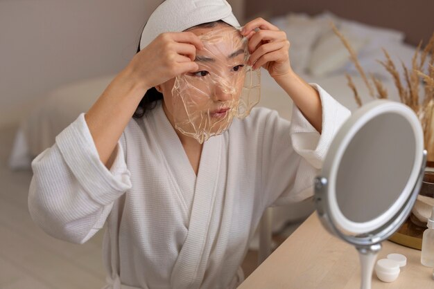 Frau in mittlerer Aufnahme mit Gesichtsmaske