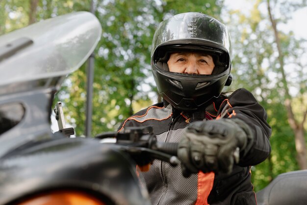 Frau in mittlerer Aufnahme mit Schutzhelm