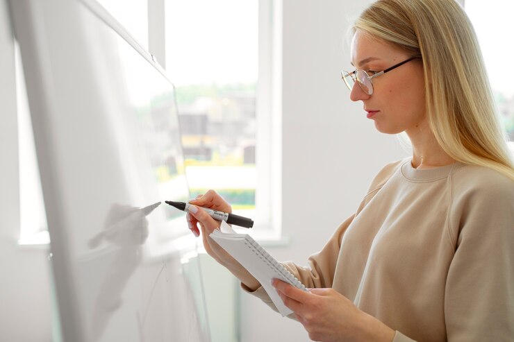 Kostenlose Foto frau in mittlerer aufnahme studiert mathematik