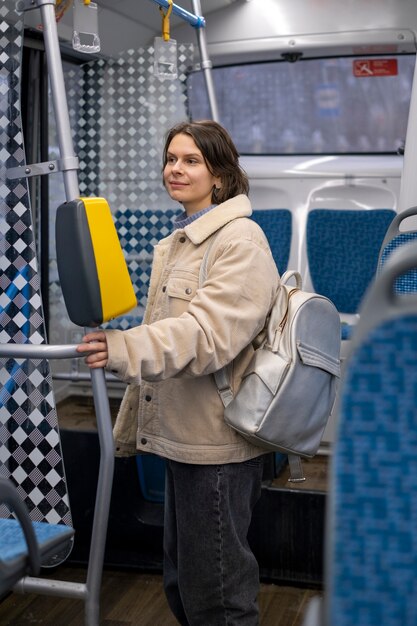 Frau in öffentlichen Verkehrsmitteln