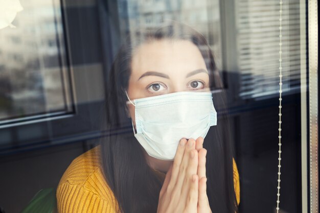 Frau in Quarantäne, die Schutzmaske trägt.