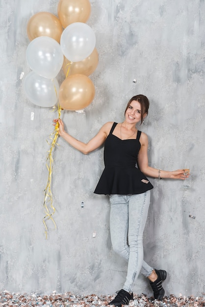 Frau in Schwarz mit Ballons