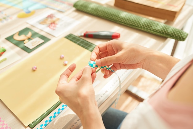 Frau in Scrapbooking eingewickelt