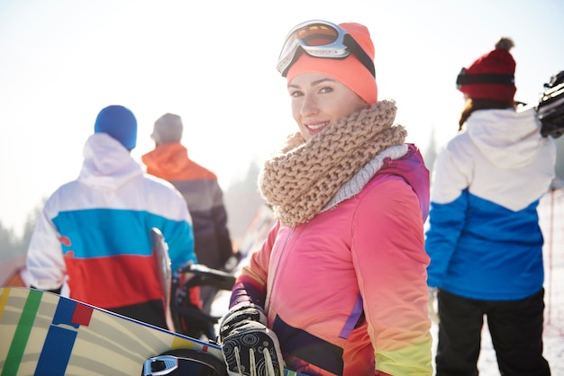 Frau in Skikleidung mit Freunden