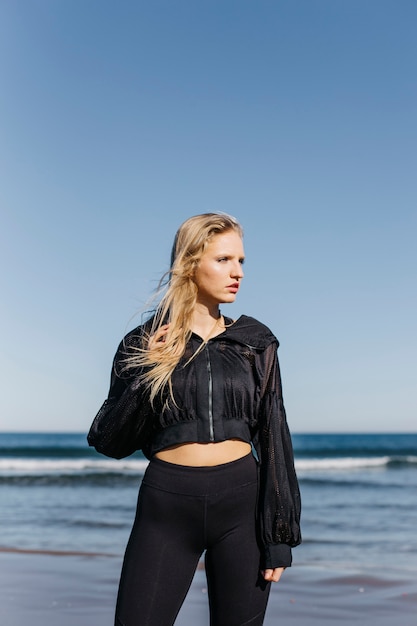 Frau in Sportkleidung am Strand