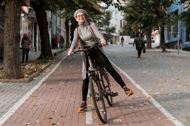 Frau in voller Körpergröße, die das Fahrrad reitet