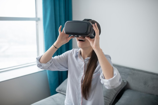 Frau in VR-Brille, die virtuelle Realität genießt