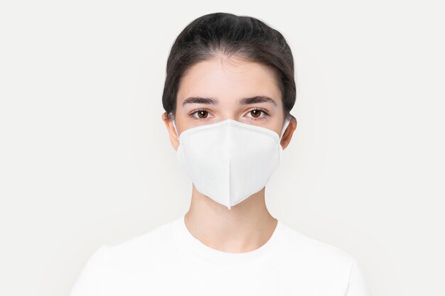 Frau in weißer Basic-Maske für COVID-19-Schutzkampagne