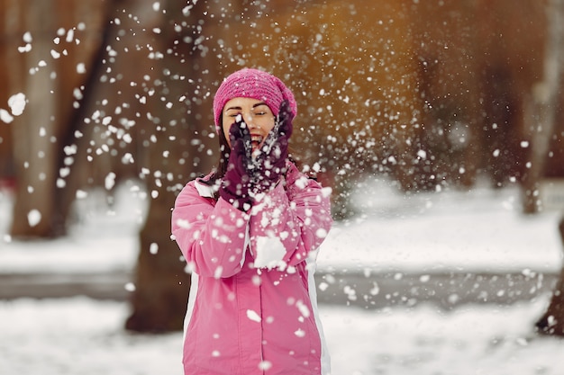 Frau in Wintersportkleidung, die Kamera betrachtet