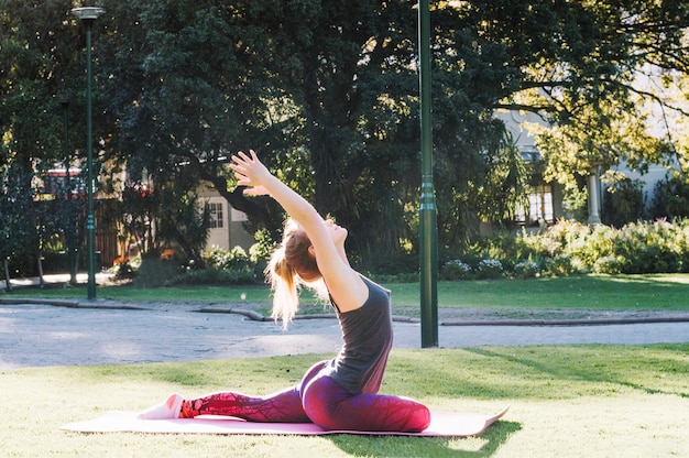 Frau in Yogaposition