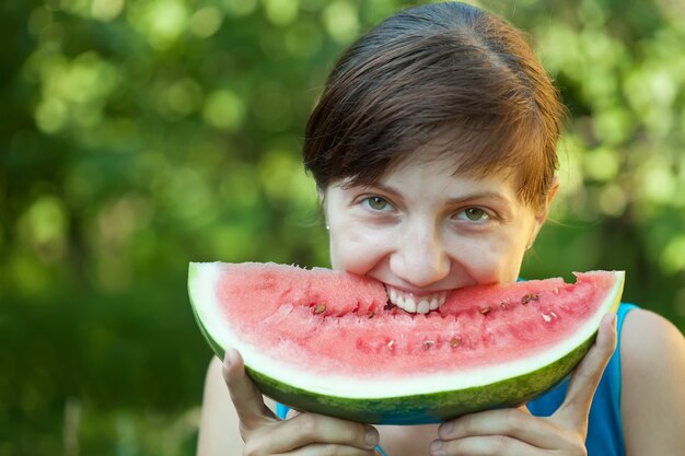 Frau isst frische Wassermelone
