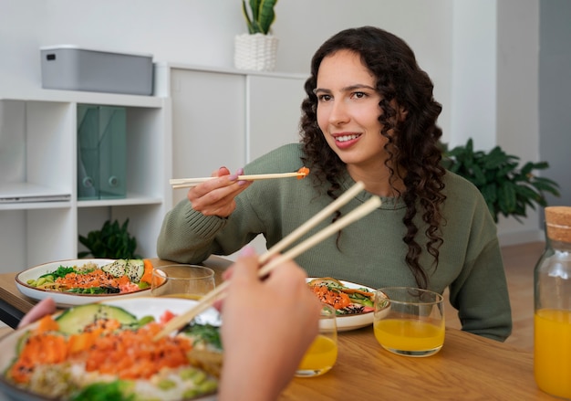 Kostenloses Foto frau isst meeresfrüchtegericht mit lachs