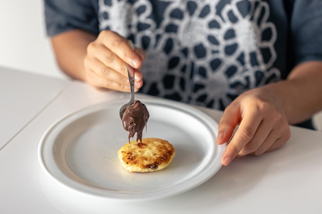 Kostenloses Foto frau isst morgens käsekuchen und quarkstückchen