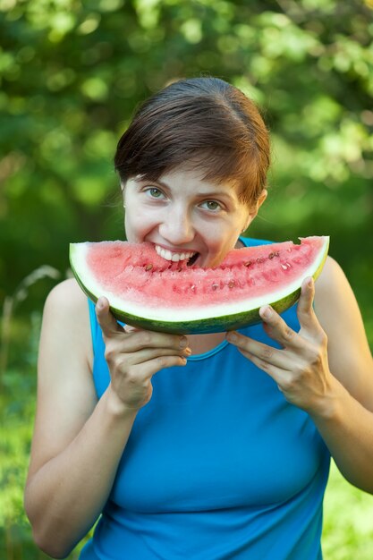 Frau isst Wassermelone