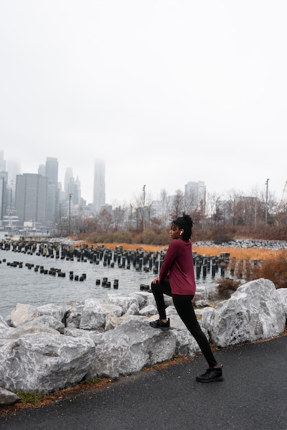 Frau joggt im Winter