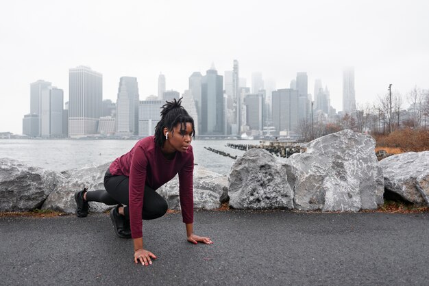 Frau joggt im Winter