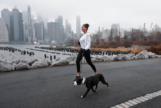 Frau joggt im Winter