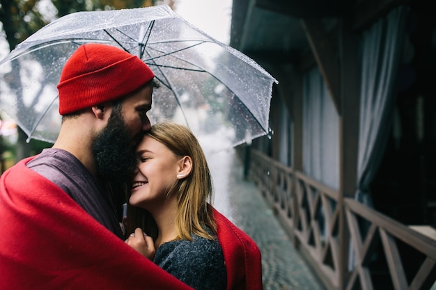 Kostenloses Foto frau junge saisonale kleidung regenschirm