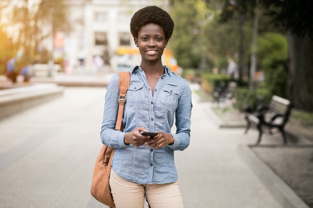 Frau junger Telefon amerikanisch schwarz