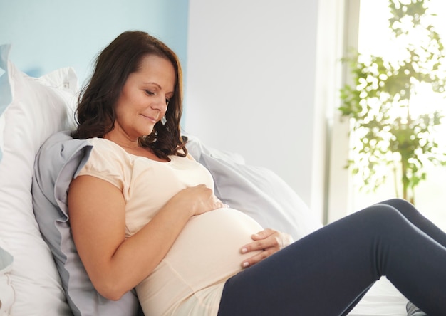 Kostenloses Foto frau kann es kaum erwarten, ihr baby zu sehen