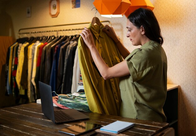 Frau kauft im Secondhand-Laden ein