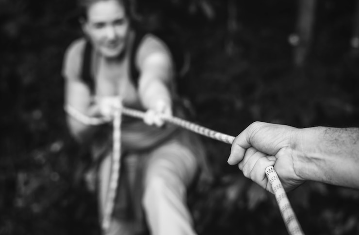 Kostenlose Foto frau klettert ein seil hoch