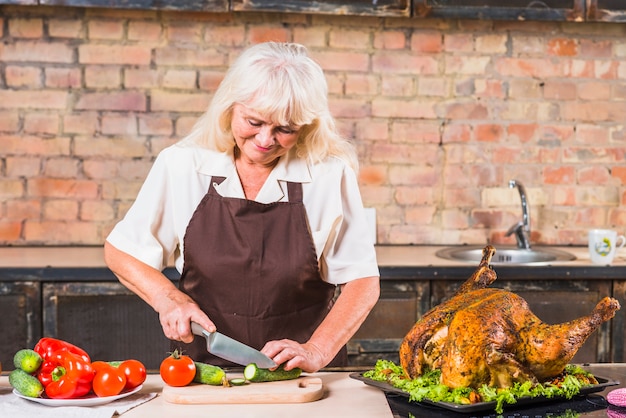 Frau kocht Essen