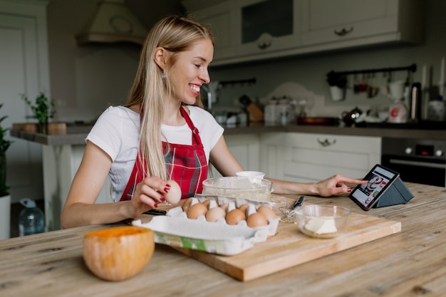 Kostenloses Foto frau kocht mit tablette