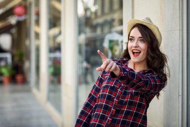 Frau lachen und zeigen