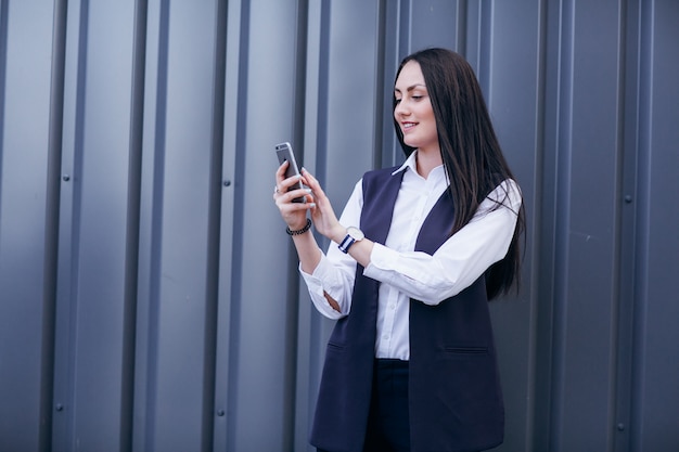 Frau lächelnd Blick auf ein Handy