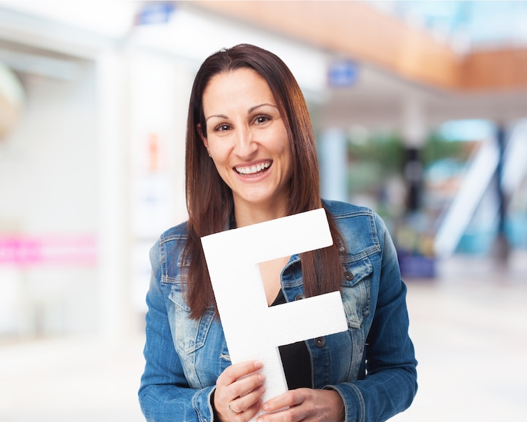 Kostenlose Foto frau lächelnd mit dem buchstaben &quot;f&quot;