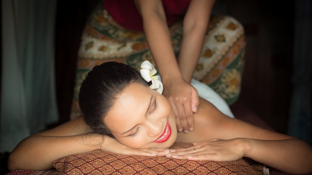 Kostenloses Foto frau lächelt, während eine massage